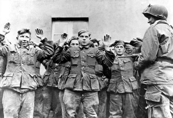 Junge Wehrmachtsoldaten nach ihrer Gefangennahme durch US Truppen 1944.jpg