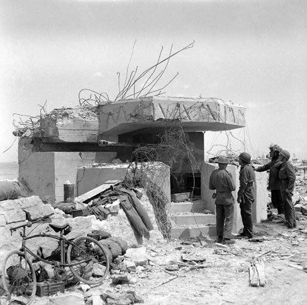 Troops inspect a knocked-out German 50mm gun in its emplacement on Gold Beach, 7 June 1944.jpg