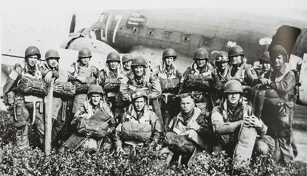 Na zdjęciu stick spadochroniarzy z 3 batalionu, 506PIR przed C-47, którą polecieli do Holandii..jpg