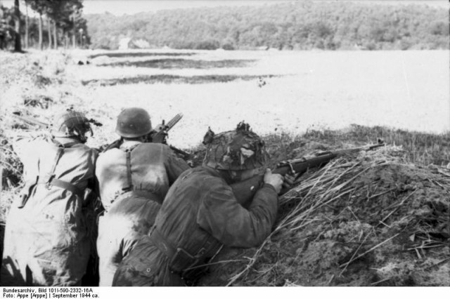 Wrzesień 1944 - Fallschirmjäger scan the horizon for Allied troops near Oosterbeek..jpg