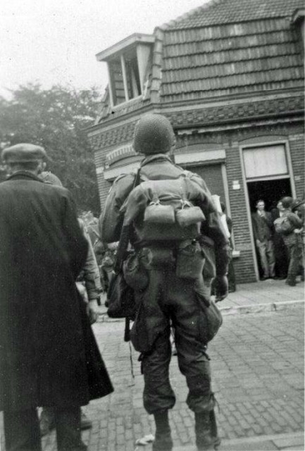 F Company on the move,september 18 1944,Kloosterdreef Eindhoven..jpg (47.2 KiB) Przeglądane 52178 razy F Company on the move,september 18 1944,Kloosterdreef Eindhoven..jpg